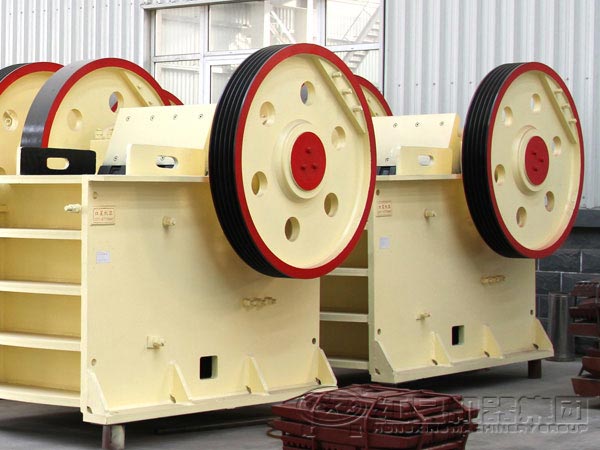 采石場破碎石頭要用到哪些設備？