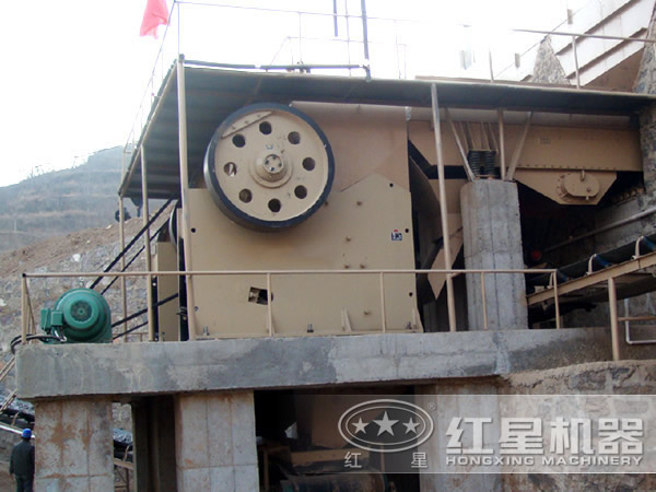 簡擺式破碎機工作現場 簡擺式破碎機工作現場