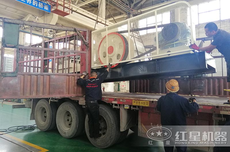 對輥制砂機裝車、準備發貨