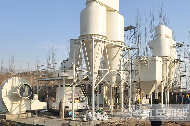 河南客戶雷蒙磨粉機工作現場