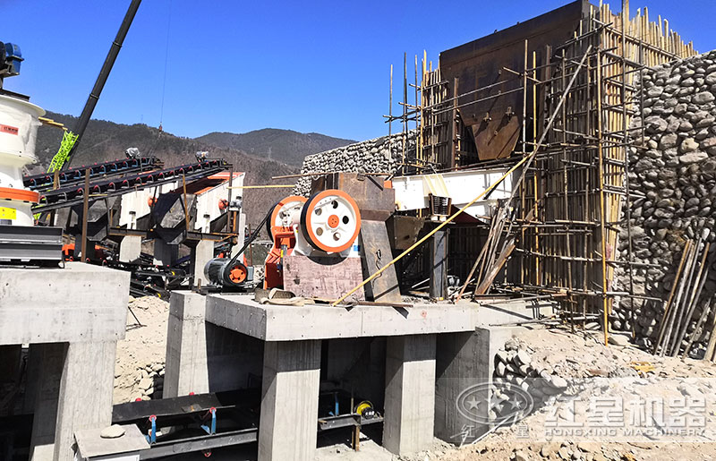 顎式破碎機作業現場 顎式破碎機作業現場