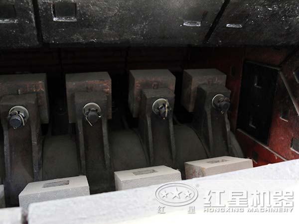 安裝操作中的錘式破碎機錘頭 安裝操作中的錘式破碎機錘頭