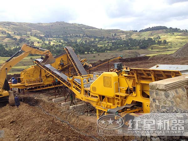 工作中的移動破碎站 工作中的移動破碎站