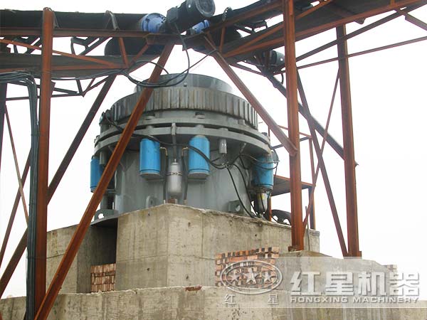 工作中的圓錐式破碎機 工作中的圓錐式破碎機