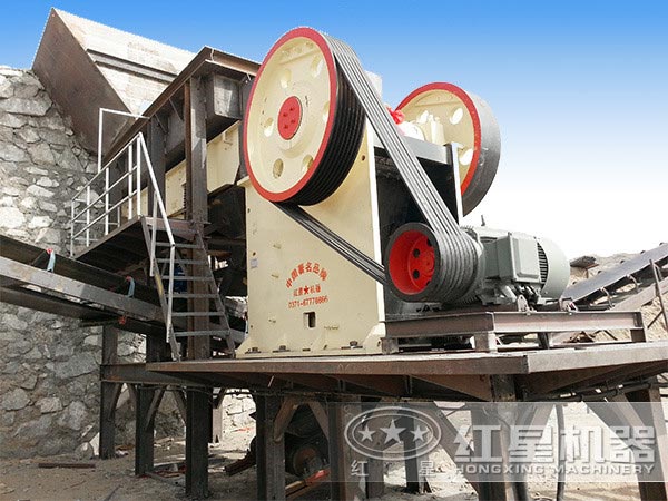 鋁礦石鄂式破碎機工作現場 鋁礦石鄂式破碎機工作現場