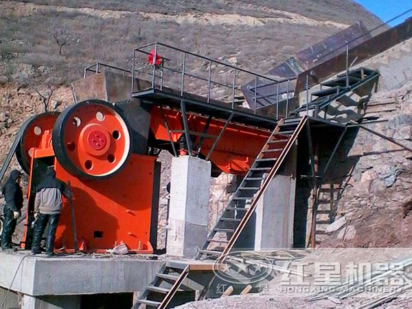 磷礦石顎式破碎機工作現場 磷礦石顎式破碎機工作現場