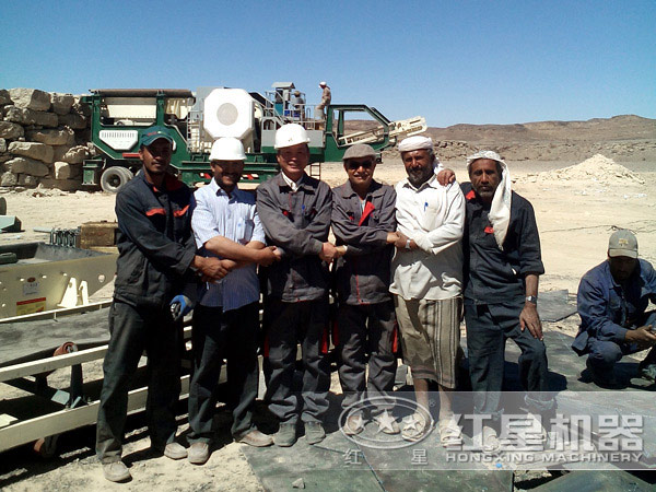 移動碎石機生產現場客戶留影 移動碎石機生產現場客戶留影