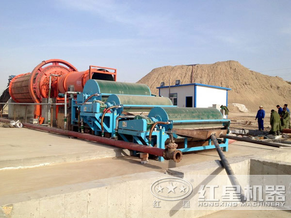 作業中的褐鐵礦磁選機 作業中的褐鐵礦磁選機