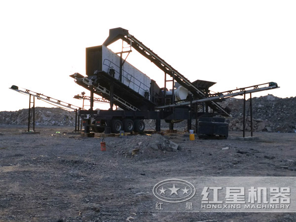 作業中的一體式移動破碎站 作業中的一體式移動破碎站