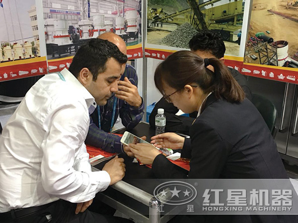 產品經理正在為預約來廠客戶做詳細講解 產品經理正在為預約來廠客戶做詳細講解