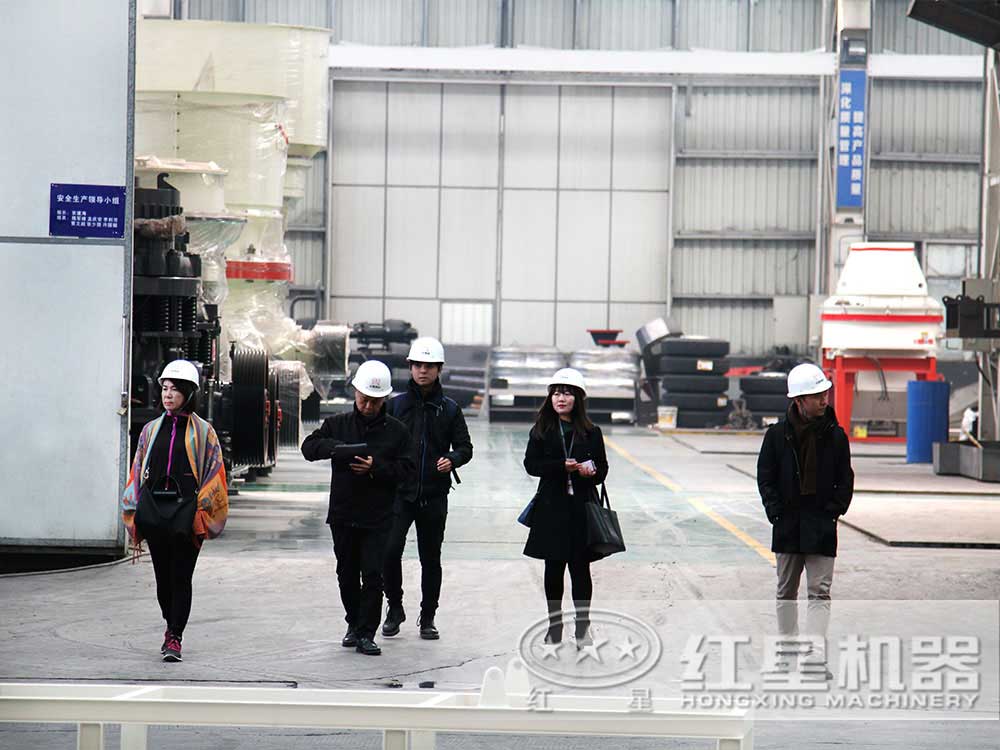 客戶來廠參觀單缸圓錐破碎機 客戶來廠參觀單缸圓錐破碎機