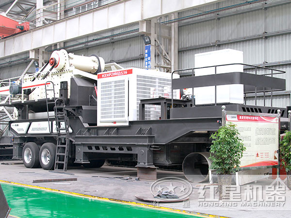砂石行業使用的大型流動粉碎石頭一體機 砂石行業使用的大型流動粉碎石頭一體機
