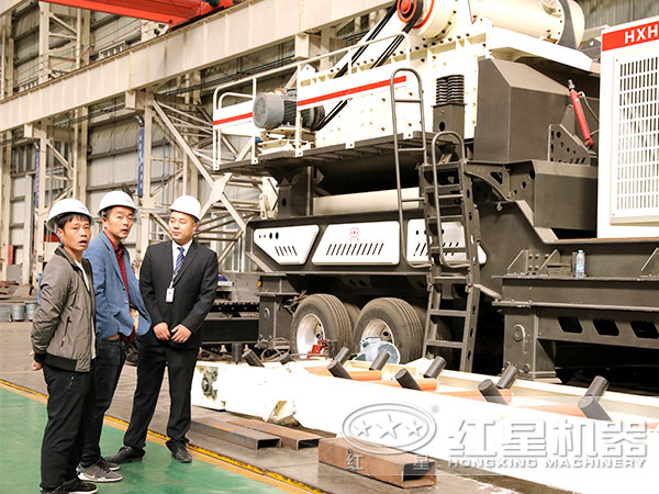 客戶來廠參觀流動打石機 客戶來廠參觀流動打石機