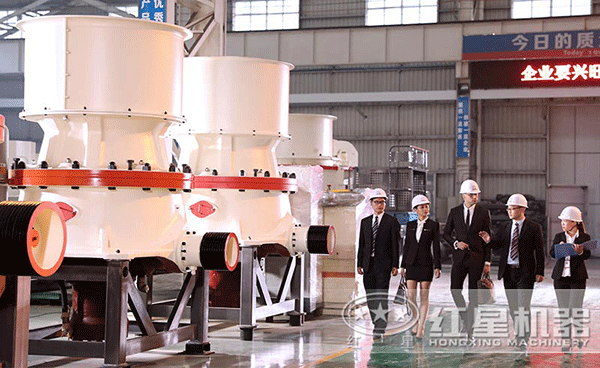 技術經理全程陪同用戶參觀單缸圓錐破碎機 技術經理全程陪同用戶參觀單缸圓錐破碎機