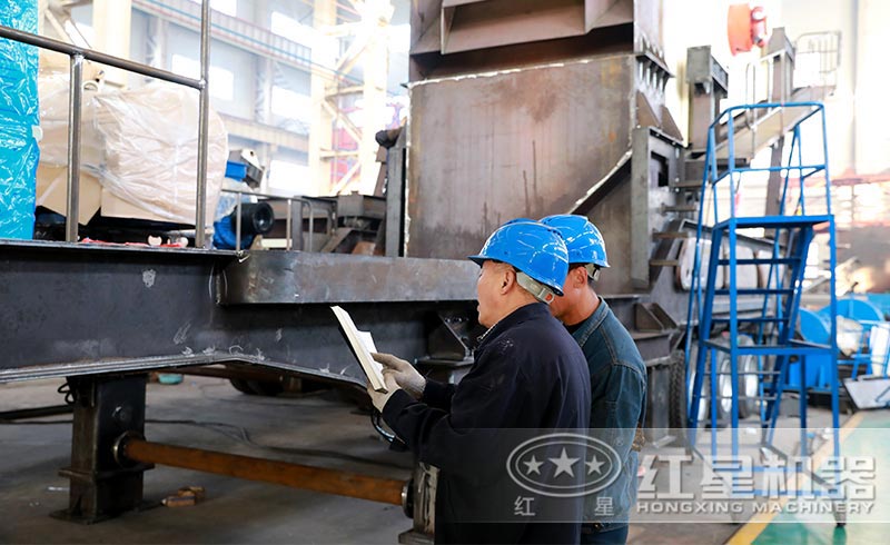 紅星技術人員正在認真比對移動破數據 紅星技術人員正在認真比對移動破數據