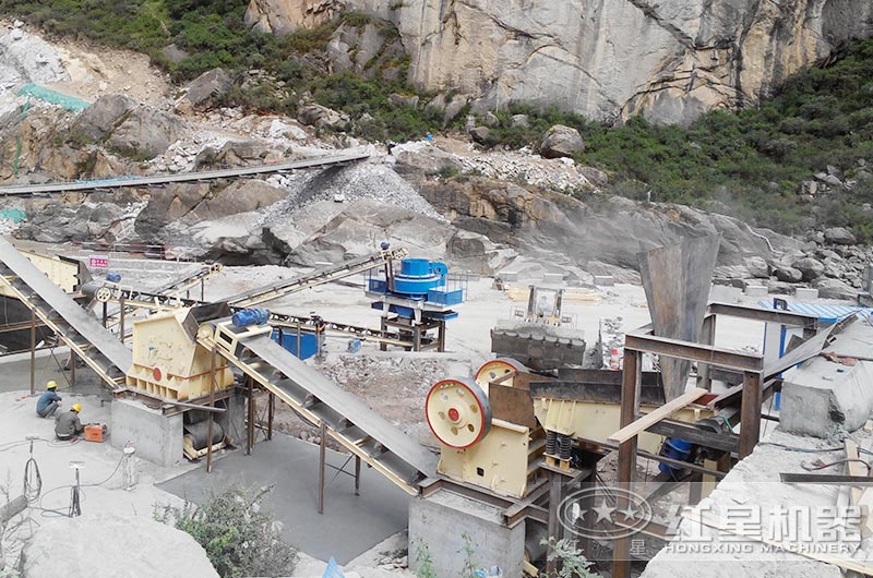 顎式破碎機、反擊破碎機、制沙機三機制沙現場