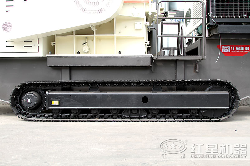 履帶加持下，即使是崎嶇不平的山路，設備也如履平底