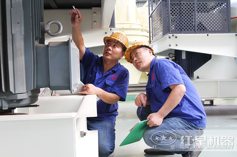 技術嫻熟的紅星技術人員正在認真檢測數據 技術嫻熟的紅星技術人員正在認真檢測數據