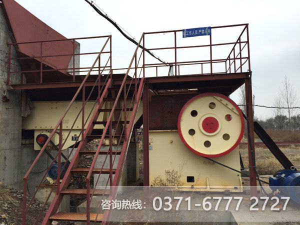 鋁礦石顎式破碎機作業現場 鋁礦石顎式破碎機作業現場