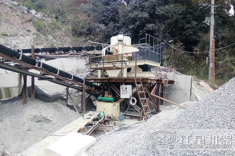 采用單臺制砂機處理石灰石現場 采用單臺制砂機處理石灰石現場