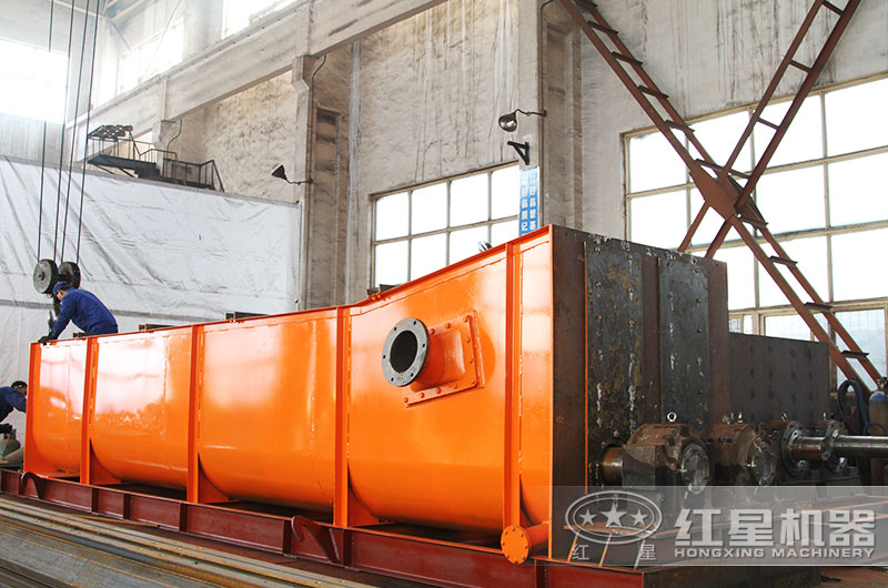 紅星技術工人在認真的組裝設備 紅星技術工人在認真的組裝設備