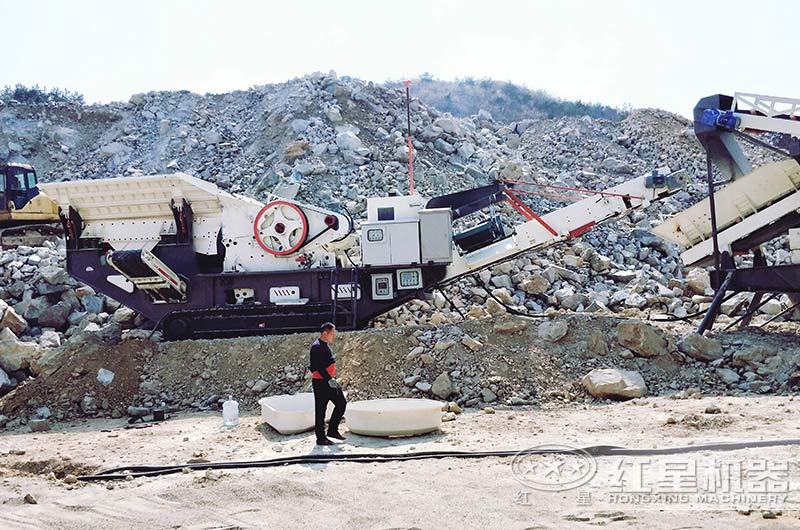 新型履帶移動破碎機爬坡上山作業 新型履帶移動破碎機爬坡上山作業