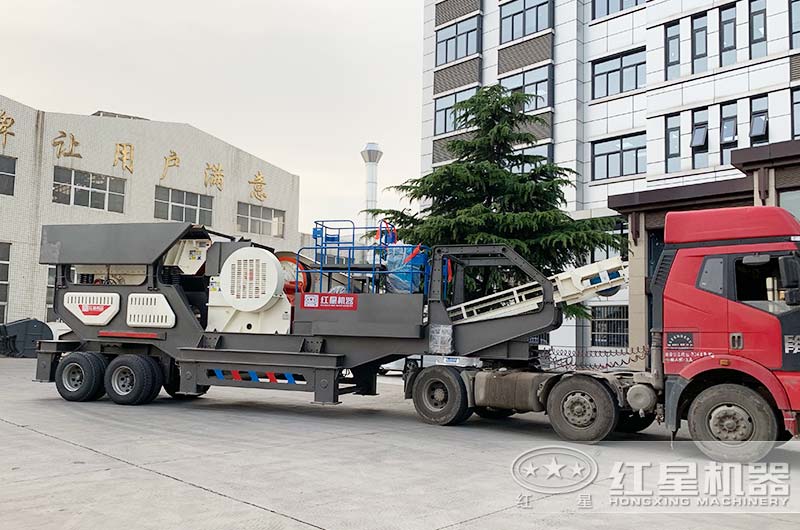 掛上車頭前往建渣粉碎場地 掛上車頭前往建渣粉碎場地