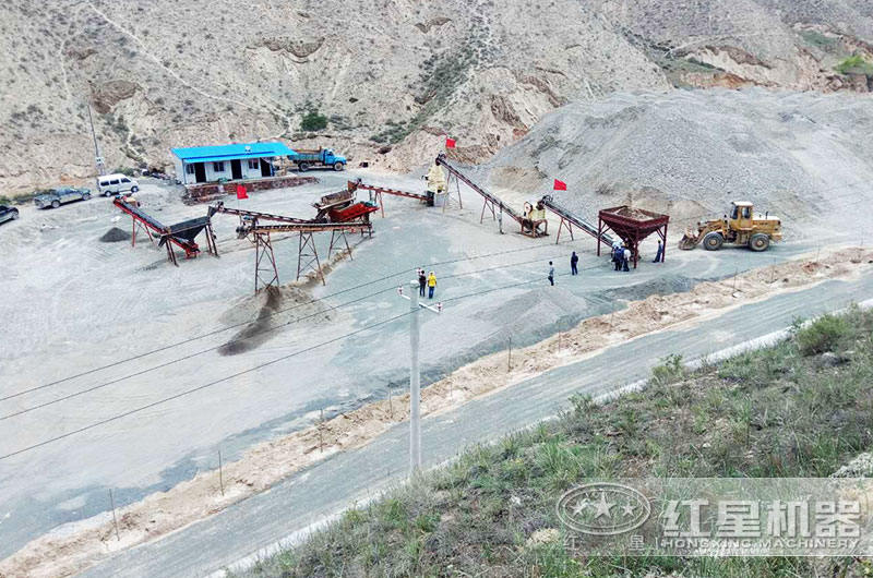 顎式破碎機和磨砂機組合作業生產花崗巖機制砂現場