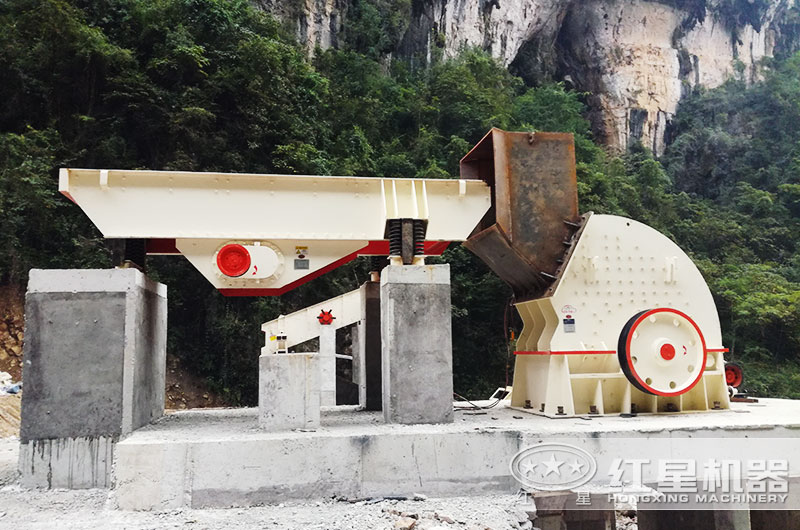 固定式重錘破碎機破碎水泥塊現場 固定式重錘破碎機破碎水泥塊現場