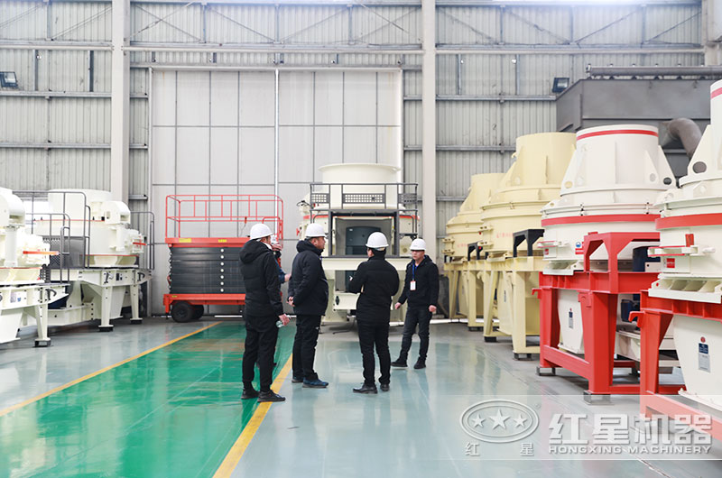 用戶來廠考察花崗巖粉碎設備 用戶來廠考察花崗巖粉碎設備