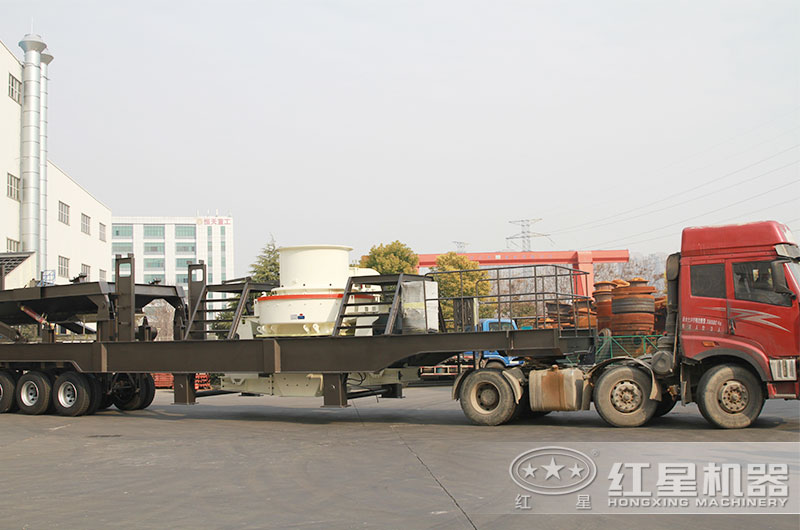 移動制砂機掛上車頭就可以開往制砂現場了 移動制砂機掛上車頭就可以開往制砂現場了