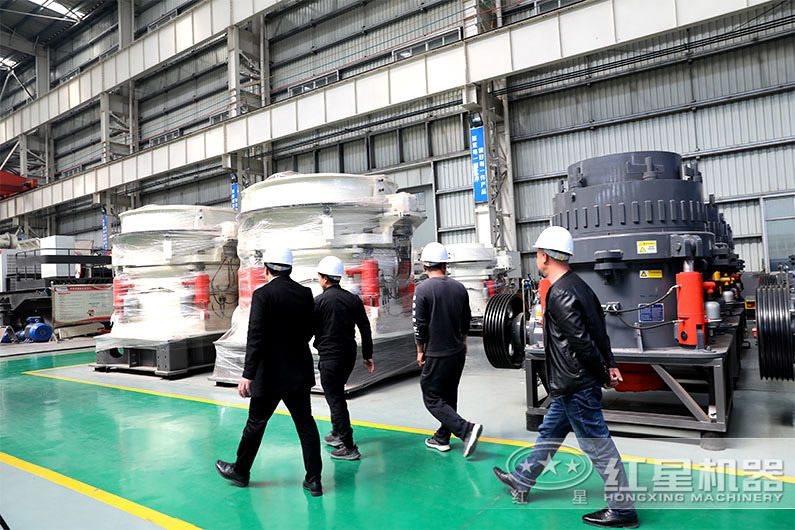 技術經理陪同王先生等人參觀考察河卵石圓錐破碎機 技術經理陪同王先生等人參觀考察河卵石圓錐破碎機