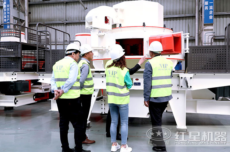 紅星技術經理正在為來廠用戶認真講解HVI制砂機的破碎方式 紅星技術經理正在為來廠用戶認真講解HVI制砂機的破碎方式