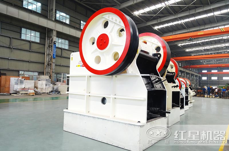 PE900*1200鄂式碎石機產量大概多少？能破碎水泥塊嗎？