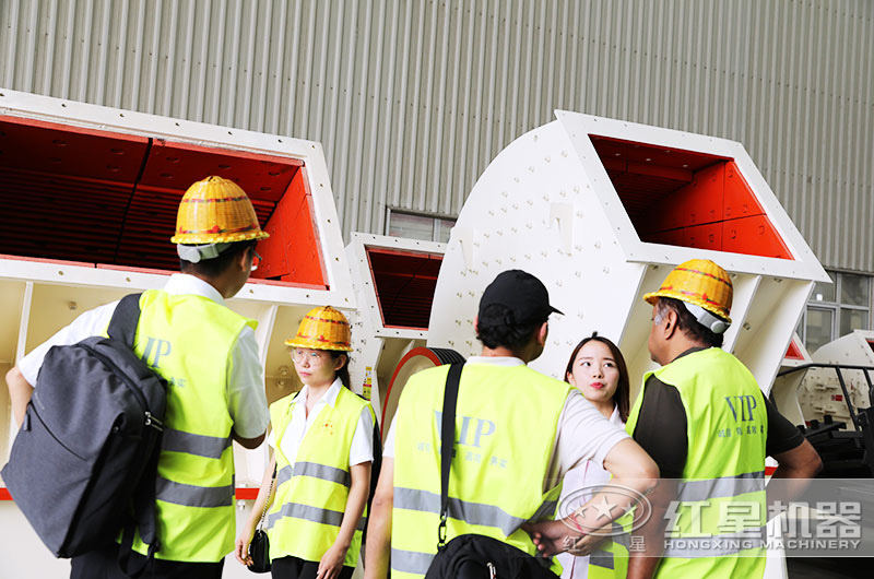 河北用戶來廠參觀考察煤矸石破碎機 河北用戶來廠參觀考察煤矸石破碎機