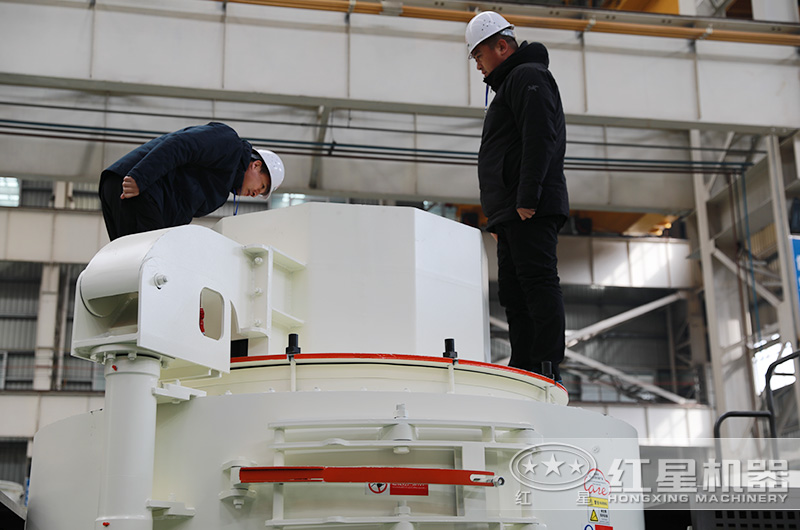 客戶在認真考察制沙機進料口 客戶在認真考察制沙機進料口