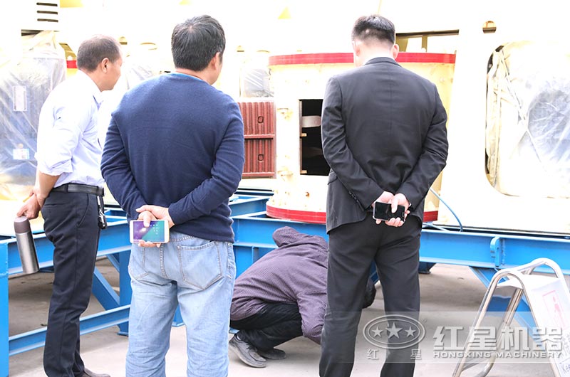 用戶來廠認真考察復合式圓錐破碎機 用戶來廠認真考察復合式圓錐破碎機