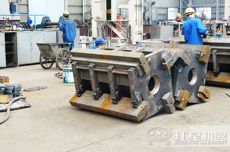 工人正在生產金屬硅破碎機 工人正在生產金屬硅破碎機