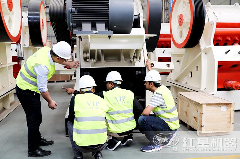 紅星銷售經理正在為印度客戶講解 紅星銷售經理正在為印度客戶講解