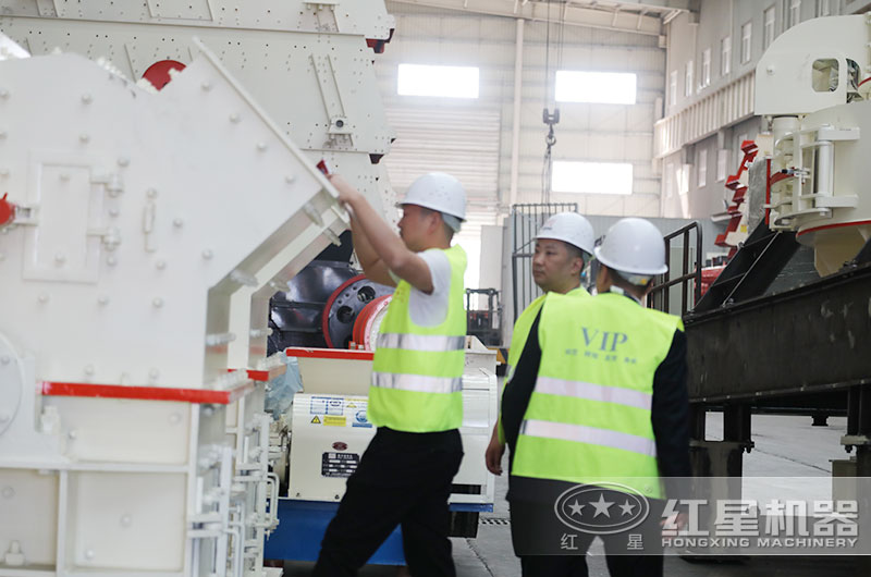 用戶來廠認真考察打砂設備 用戶來廠認真考察打砂設備