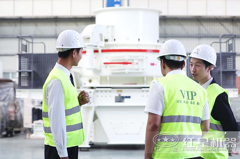 紅星技術經理在耐心的為來廠用戶解答問題 紅星技術經理在耐心的為來廠用戶解答問題