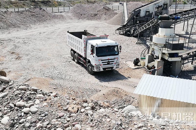 吉爾吉斯坦鵝卵石制沙現場