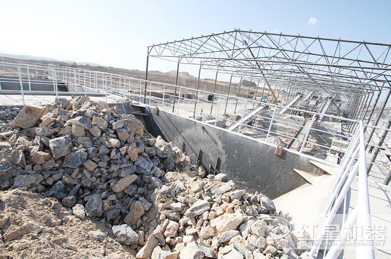 機器正在把石頭破碎成石子 機器正在把石頭破碎成石子