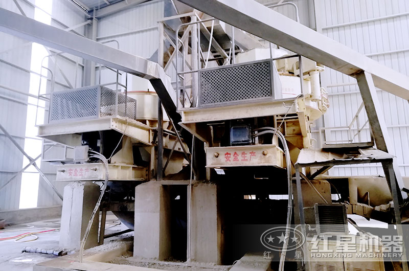 大規模石頭粉碎成砂生產現場 大規模石頭粉碎成砂生產現場