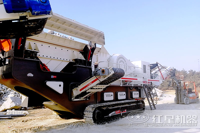 移動履帶碎石機已經開到破碎現場 移動履帶碎石機已經開到破碎現場