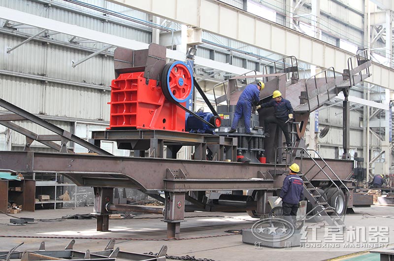 時產50噸四合一移動破碎機組裝生產車間 時產50噸四合一移動破碎機組裝生產車間