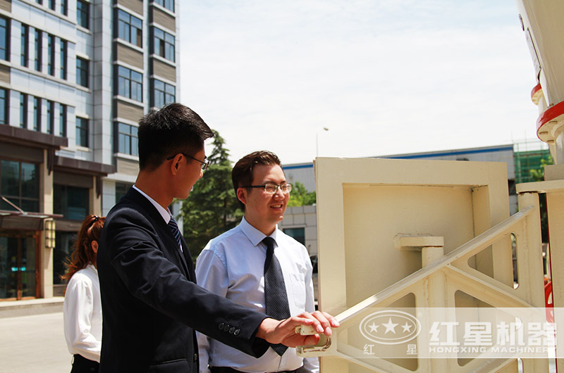 客戶來廠考察石灰石打粉機 客戶來廠考察石灰石打粉機