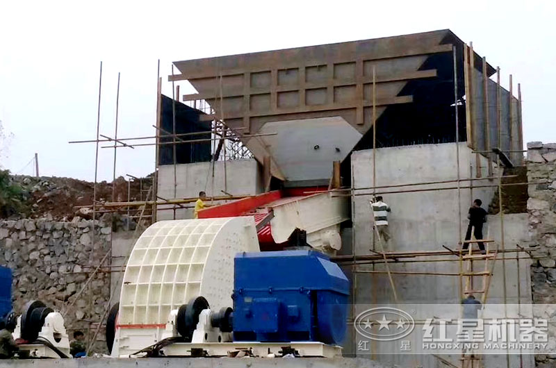 大型錘式粉石頭機安裝現場 大型錘式粉石頭機安裝現場