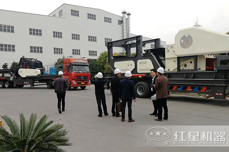 客戶來廠考察移動粉碎機 客戶來廠考察移動粉碎機