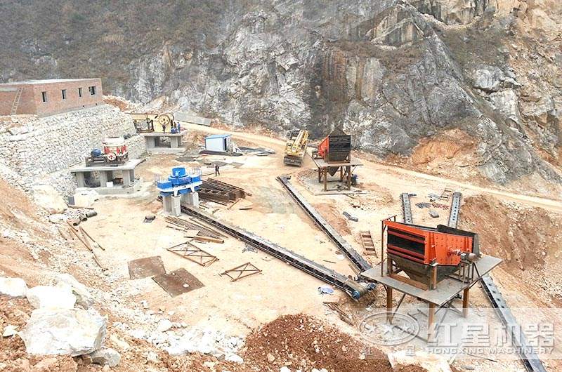 還在籌建中的鵝卵石制沙加工現場